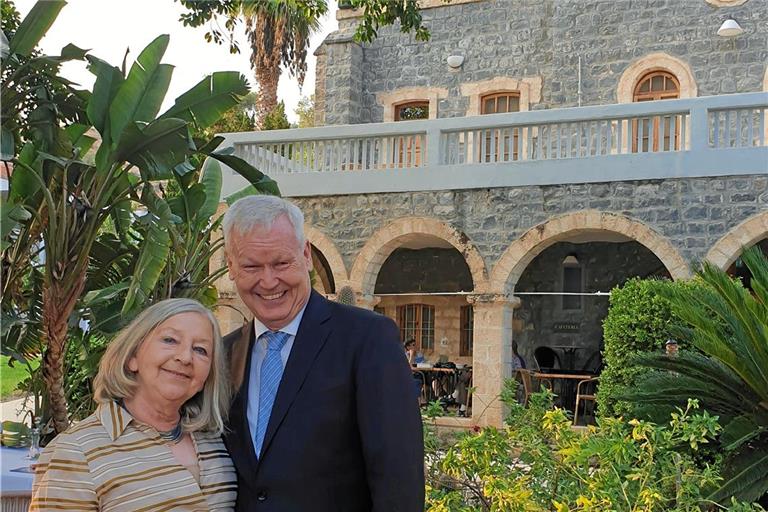 Georg Röwekamp mit seiner Frau Uschi vor dem Pilgerhaus in Tabgha am See Genezareth. Dort erlebten sie unbeschwerte Tage, aber auch die Pandemie und den Krieg. Foto: privat