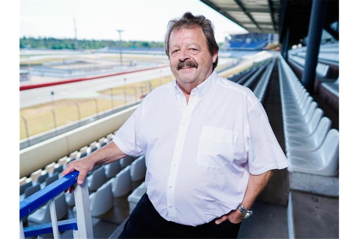 Georg Seiler, Geschäftsführer der Hockenheim-Ring GmbH, sitzt auf der Haupttribüne des Hockenheimrings. Foto: Uwe Anspach/Archivbild