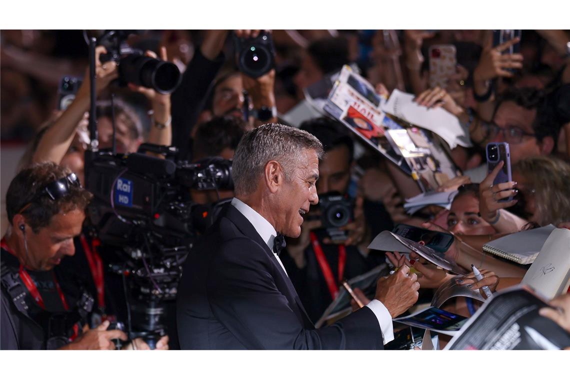 Über diese Stars spricht Venedig beim Filmfestival George Clooney gab schon vergangenes Jahr Autogramme in Venedig - nun kommt er zurück (Archivbild).