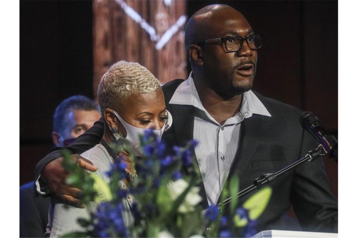 Bürgerrechtler verklagen Trump - „Marsch auf Washington“ George Floyds Bruder und Cousine, Philonise Floyd und Shareeduh Tate, bei der Gedenkfeier in Minneapolis. Foto: Bebeto Matthews/AP/dpa