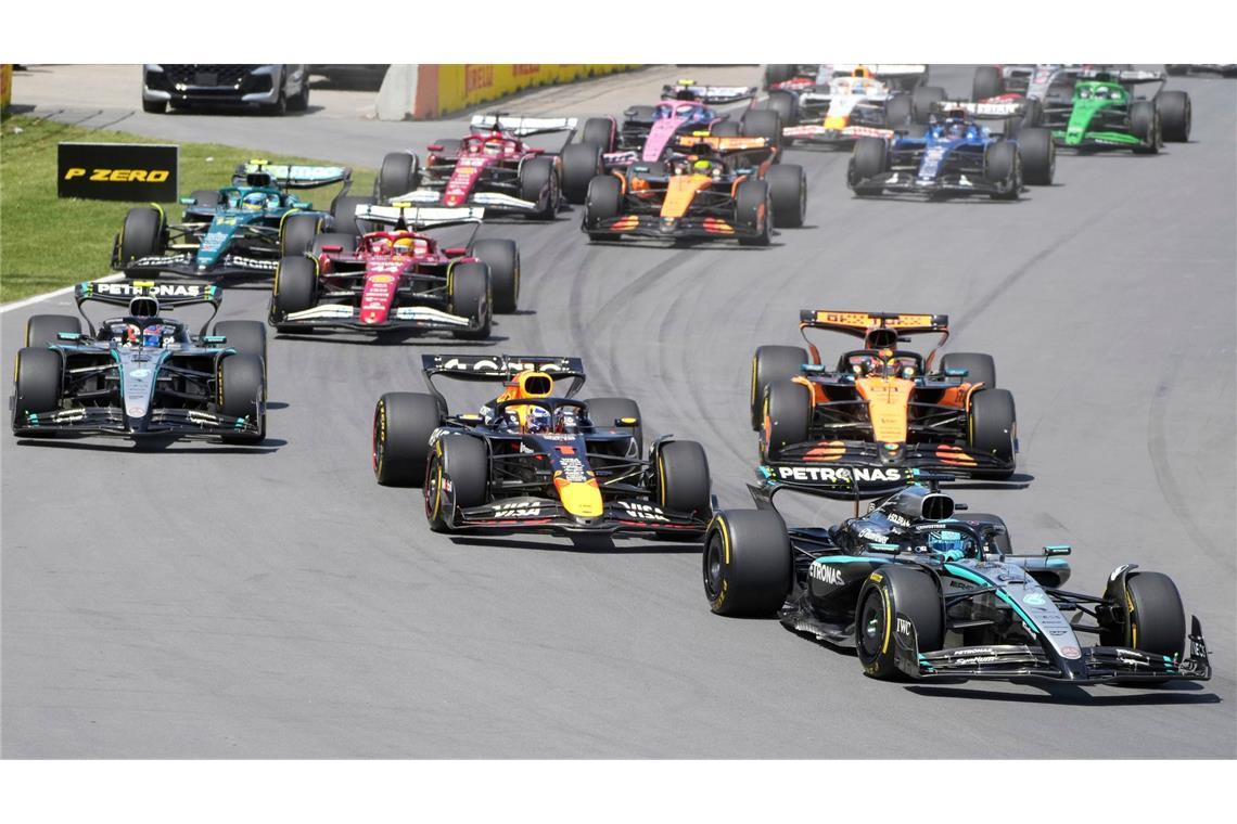 "Dumm von mir": Norris und Piastri crashen in Kanada George Russell behauptet sich am Start vor Max Verstappen.
