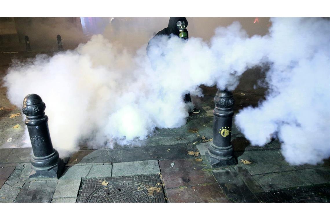 Bilder des Tages Georgien kommt nicht zur Ruhe: Ein Demonstrant mit einer Gasmaske steht in Tiflis in einer Tränengaswolke bei wütenden Protesten gegen die Entscheidung der Regierung, die Verhandlungen über den Beitritt zur Europäischen Union auszusetzen.