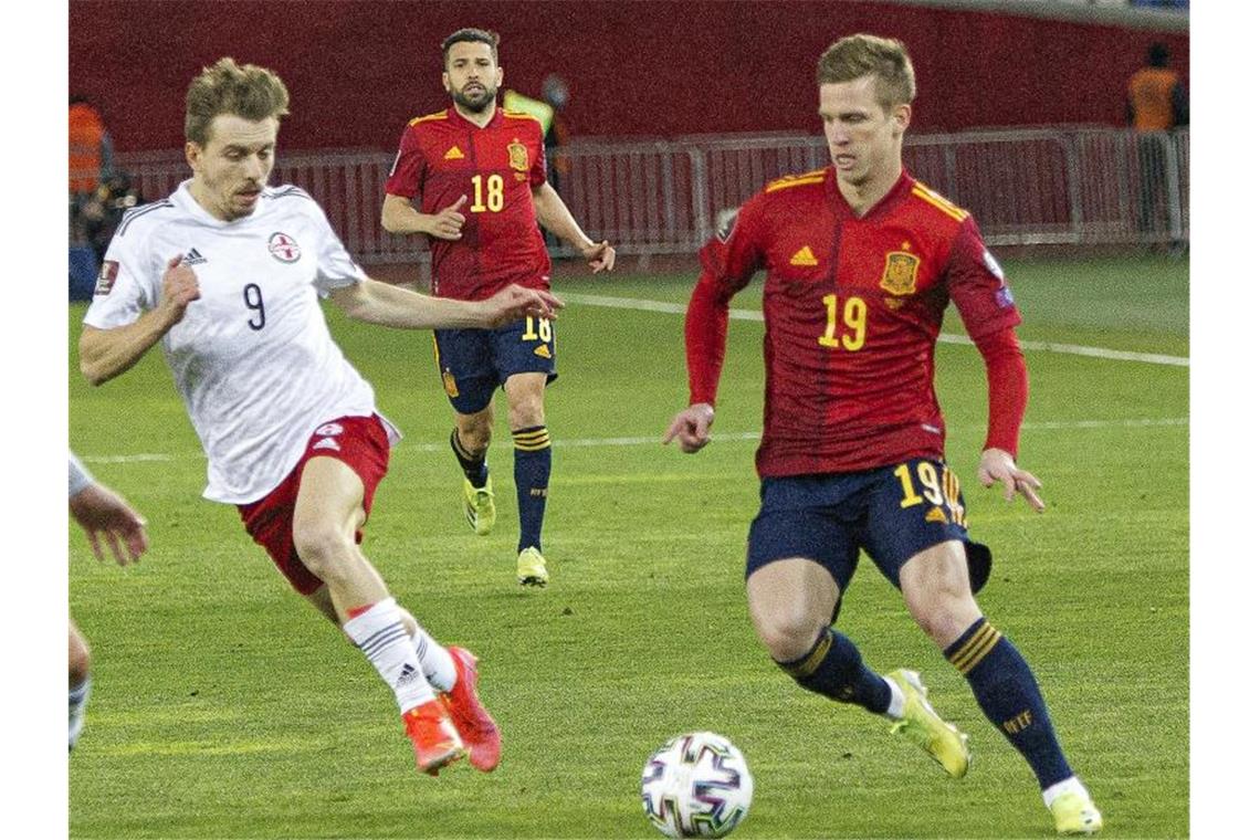 Georgiens Saba Lobzhanidze (l) und Spaniens Dani Olmo kämpfen um den Ball. Foto: Shakh Aivazov/AP/dpa