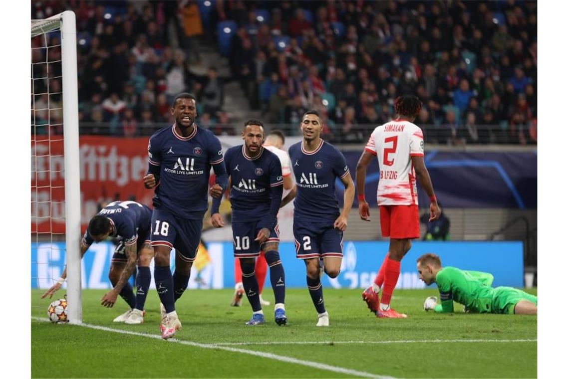 Königsklassen-Aus für Leipzig: Spätes Remis gegen Paris Georginio Wijnaldum (2.v.l) jubelt nach seinem Treffer zum 1:1. Foto: Jan Woitas/dpa-Zentralbild/dpa