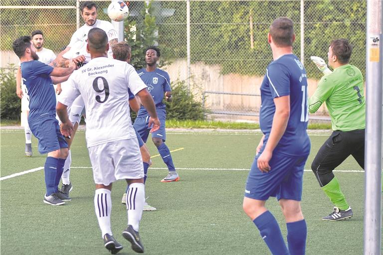 Georgios Doumanis köpfte früh das 1:0 für den Großen Alexander. Am Ende hieß es 6:2 für Backnang. Weiler zum Stein war chancenlos. Foto: T. Sellmaier