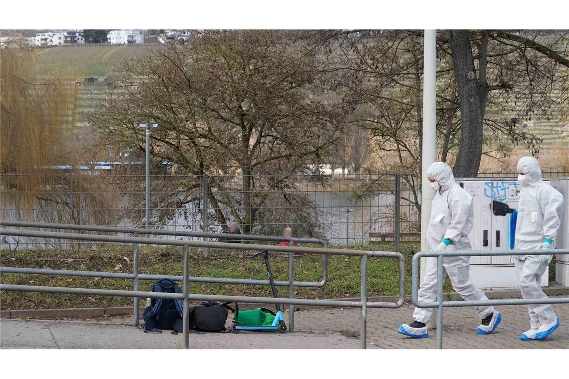 Junge stößt Kind gegen Stadtbahn - Zwölfjähriger stirbt Gepäck und ein Roller stehen noch an der Haltestelle.