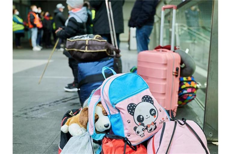 Gepäck von Flüchtlingen im Berliner Hauptbahnhof. Seit Beginn des russischen Angriffs auf die Ukraine sind Zehntausende Kriegsflüchtlinge nach Deutschland gekommen. Foto: Annette Riedl/dpa