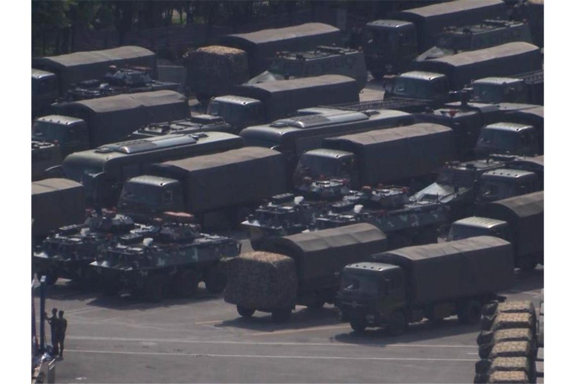 Gepanzerte Fahrzeuge in der an Hongkong grenzenden Stadt Shenzhen. Foto: Dake Kang/AP