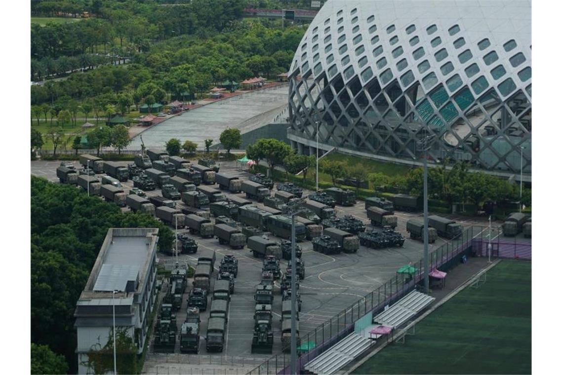 Gepanzerte Fahrzeuge und Truppentransporter am Shenzhen Bay Stadion. Die Übungen der paramilitärischen Polizei in der an Hongkong grenzenden Stadt Shenzhen seien als „deutliche Warnung“ zu sehen. Foto: Dake Kang/AP