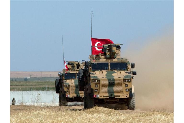 Gepanzerte Militärfahrzeuge der türkischen Streitkräfte. Die Türkei hat in der nordirakischen Provinz Dohuk einen großangelegten Militäreinsatz gegen die PKK begonnen. Foto: Maya Alleruzzo/AP/dpa