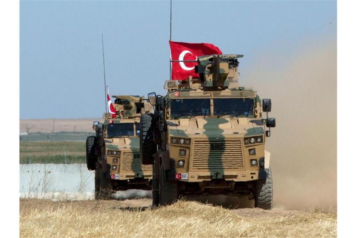 Gepanzerte Militärfahrzeuge der türkischen Streitkräfte auf der syrischen Seite der Grenze zur Türkei. Foto: Maya Alleruzzo/AP/dpa