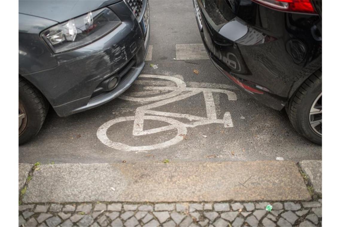 Scheuer will Bußgeld für Parken auf Radwegen erhöhen Geparkte Autos stehen auf einem Radweg. Foto: Alexander Heinl/Archiv
