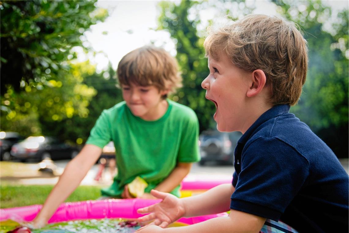 Geplant waren zwei Wochen lang Ballspiele und Wasserspiele. Doch nach drei Tagen muss das Sommerferienprogramm abgebrochen werden. Symbolfoto: Unsplash/A. Bingham