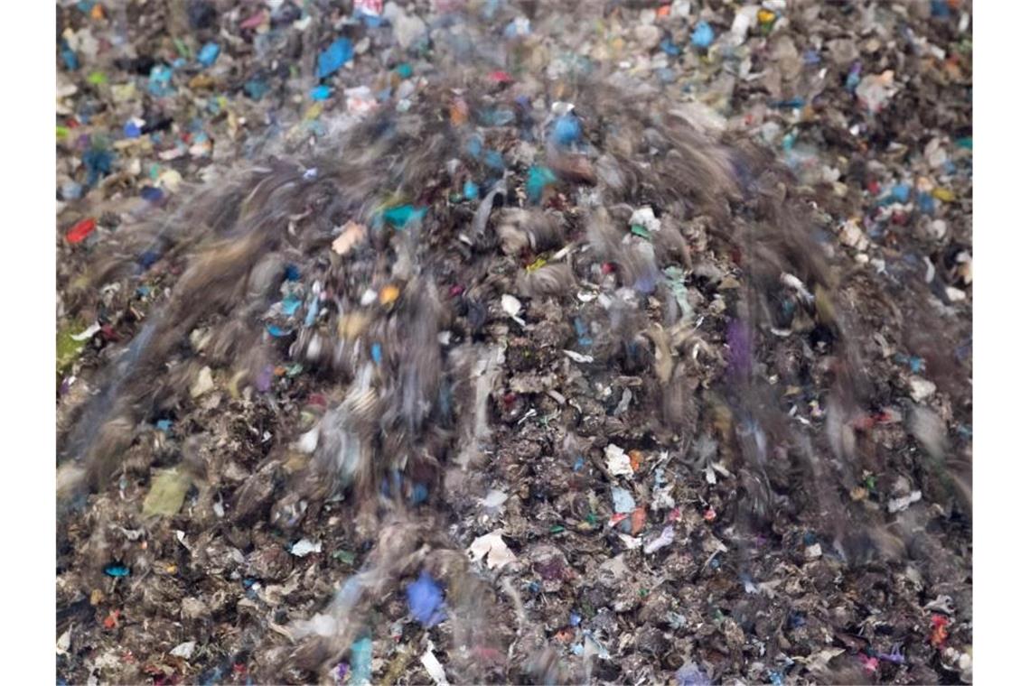 Gepresste Pellets aus Abfall rieseln in der Restabfallbehandlungsanlage in Chemnitz in einen Container. Foto: Hendrik Schmidt/dpa-Zentralbild/dpa