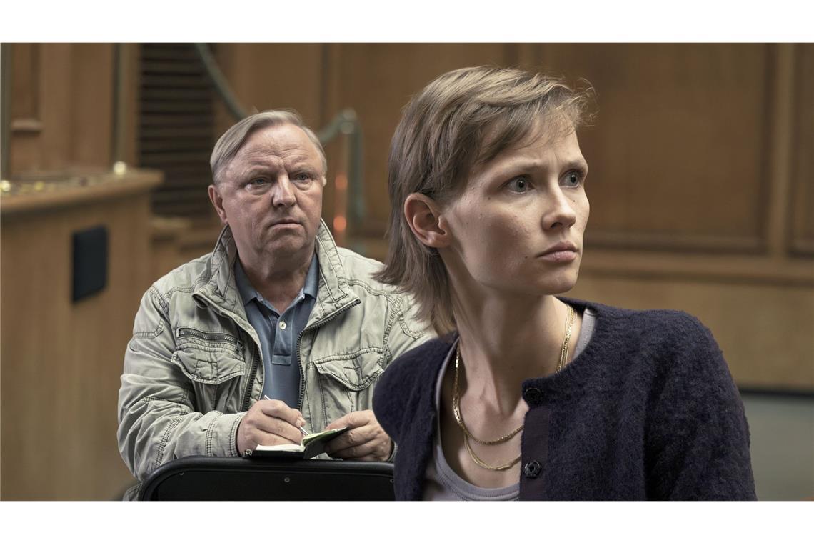 Wie war „Fiderallala“, der neue „Tatort“ aus Münster? Gerade als Frank Thiel (Axel Prahl, l.) die Studentin Fraya Menke (Meira Durand, r.) befragen will, werden sie plötzlich unterbrochen.