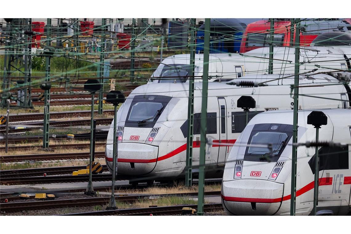 Bahn will Kunden mit Schnäppchen in die Züge locken Gerade an jüngere Menschen sollen sich die Angebote der Bahn richten.