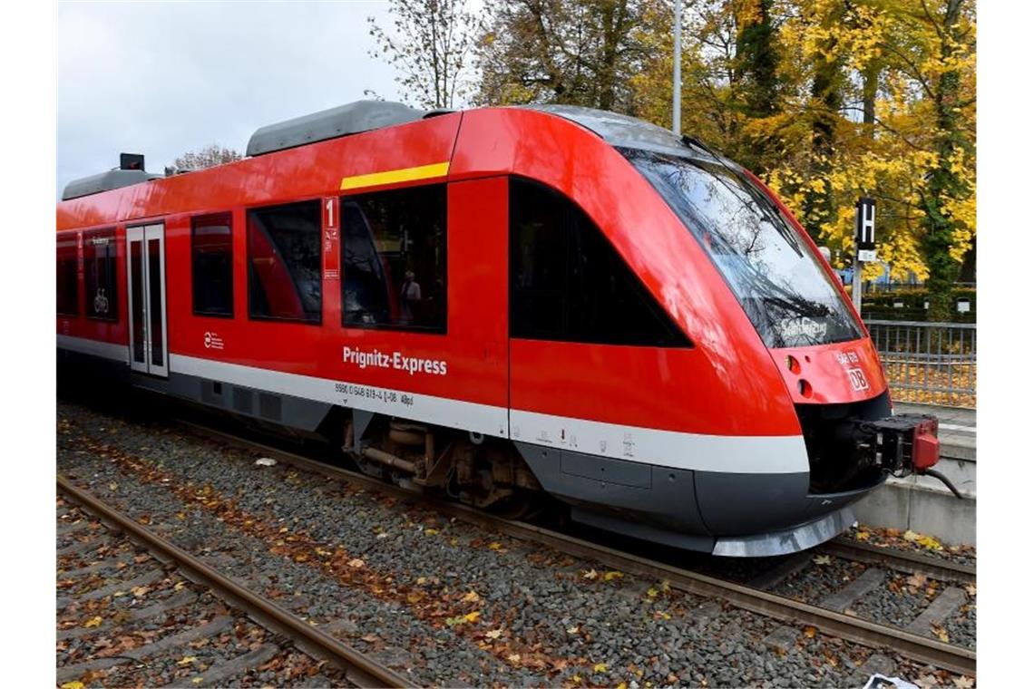 Bahn will fossile Kraftstoffe durch Biokraftstoffe ersetzen Gerade auf Nebenstrecken sind noch viele Dieselzüge im Einsatz. Foto: Bernd Settnik/dpa-Zentralbild/dpa