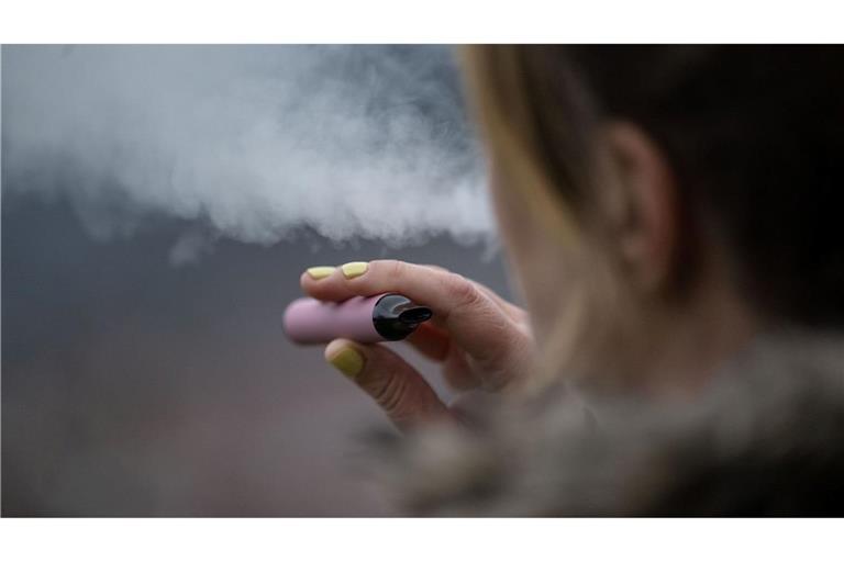 Gerade bei jungen Menschen sind E-Zigaretten beliebt.