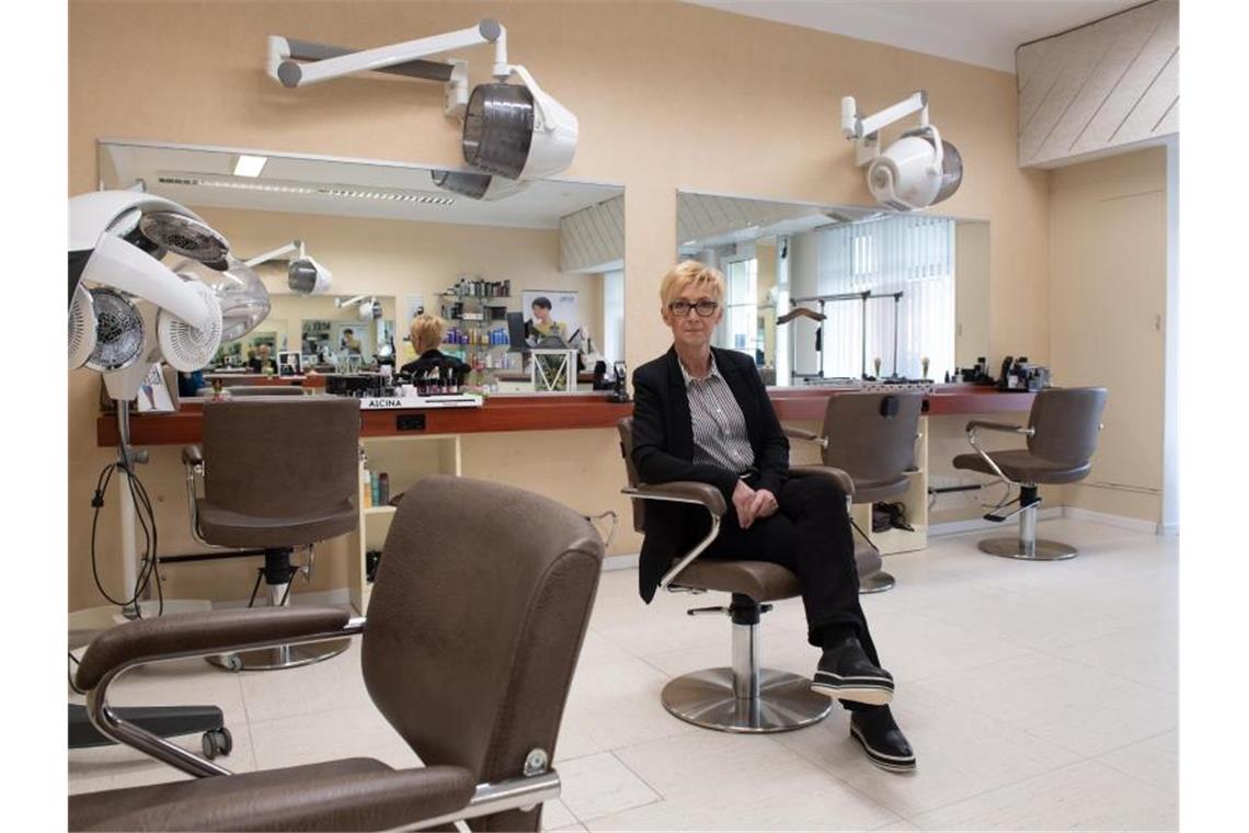 Gerade das Friseurhandwerk leidet wegen der Schließungen unter der Krise - wie hier ein Salon in Göttingen. Foto: Swen Pförtner/dpa