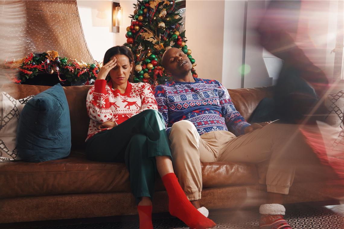 Gerade Familienfeiern können bei Menschen, denen es in der Weihnachtszeit nicht gut geht, viel Stress auslösen. Die Expertin rät deshalb: lieber Treffen im kleinen Kreis, ganz ohne Erwartungshaltung. Symbolfoto: Adobe Stock/peopleimages