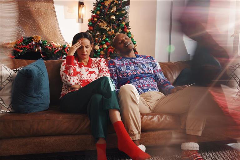 Gerade Familienfeiern können bei Menschen, denen es in der Weihnachtszeit nicht gut geht, viel Stress auslösen. Die Expertin rät deshalb: lieber Treffen im kleinen Kreis, ganz ohne Erwartungshaltung. Symbolfoto: Adobe Stock/peopleimages