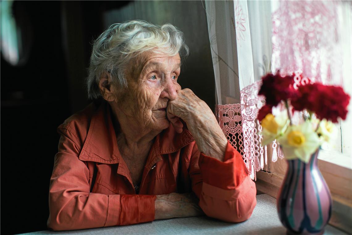 Gerade im Alter sind viele Menschen heutzutage einsam. Symbolfoto: Adobe Stock/De Visu