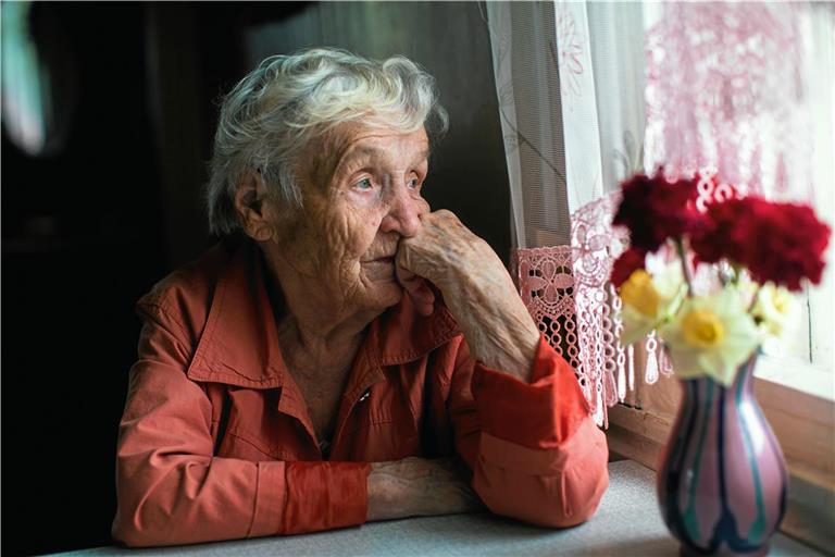 Gerade im Alter sind viele Menschen heutzutage einsam. Symbolfoto: Adobe Stock/De Visu