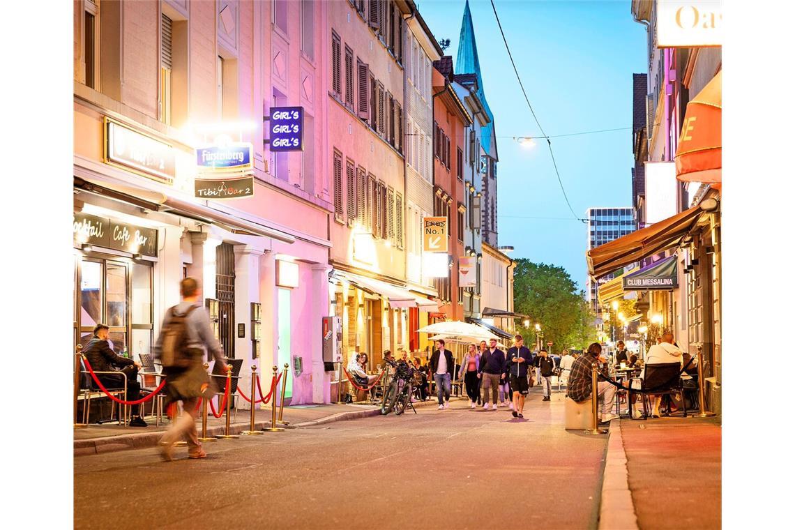 Gerade im Sommer geht es in der Leonhardstraße auch mal lauter zu, wenn Feiernde die Straße vor den Bars bevölkern.