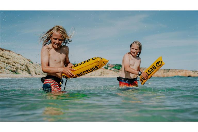 Gerade Kindern und Jugendlichen kann die gelbe Rettungsboje mehr Sicherheit im Wasser geben.