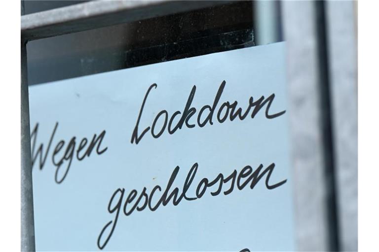 Gerade kleinere Betriebe haben weniger Eigenkapital und sind daher in der Krise gefährdeter, so das Ifo-Institut. Foto: Arne Dedert/dpa