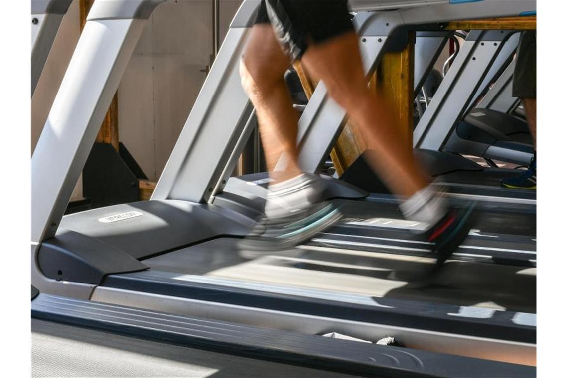 Verträge kündigen soll bald einfacher werden Gerade zu Corona-Zeiten ärgern sich viele Fitnessstudio-Mitglieder, dass sie trotz Schließung der Einrichtung nicht schneller kündigen dürfen. Foto: Jens Kalaene/dpa-Zentralbild/dpa