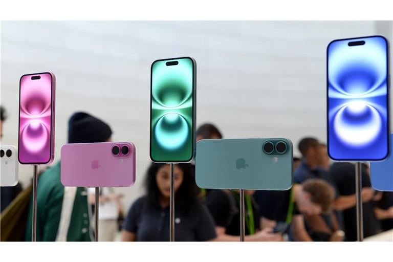 Geräte des neuen Modells iPhone 16 sind nach der Vorstellung im Apple-Hauptquartier zu sehen.