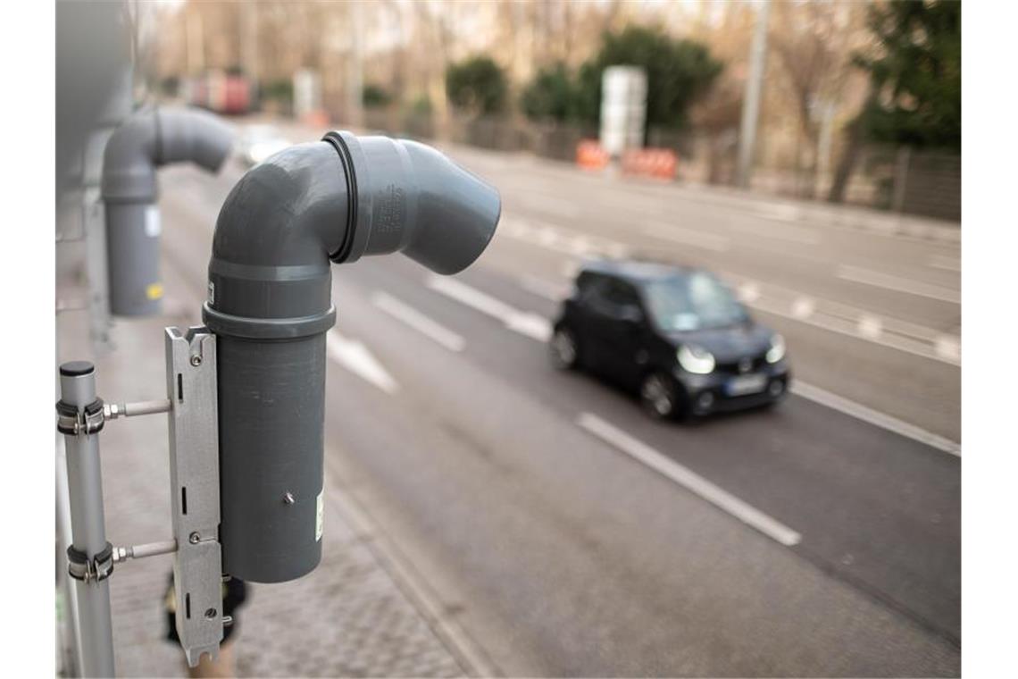 Geräte für die Probennahme von Stickoxiden stehen am Stuttgarter Neckartor. Foto: Sebastian Gollnow/Archivbild