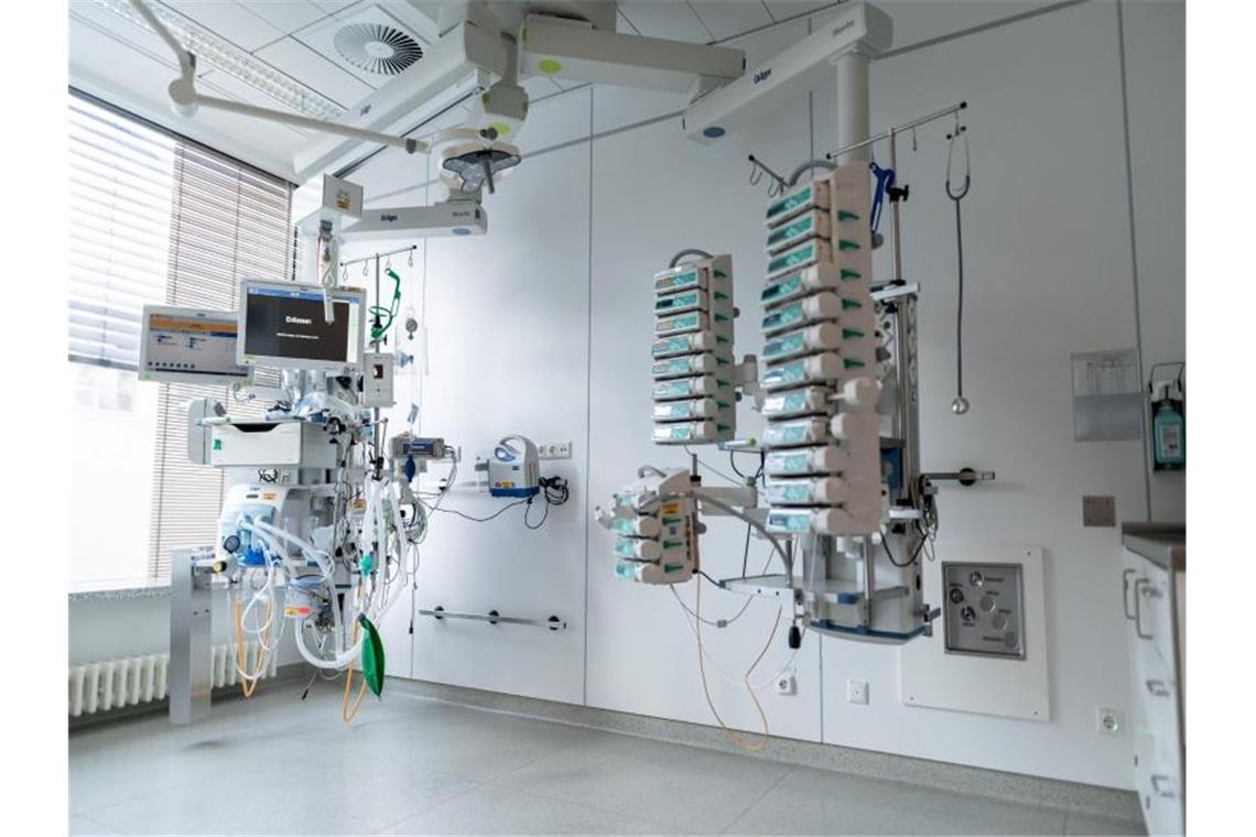 Zahl der Intensivpatienten steigt: Corona-Warnstufe droht Geräte stehen und hängen in einem leeren Zimmer auf einer Intensivstation. Foto: Fabian Strauch/dpa/Symbolbild