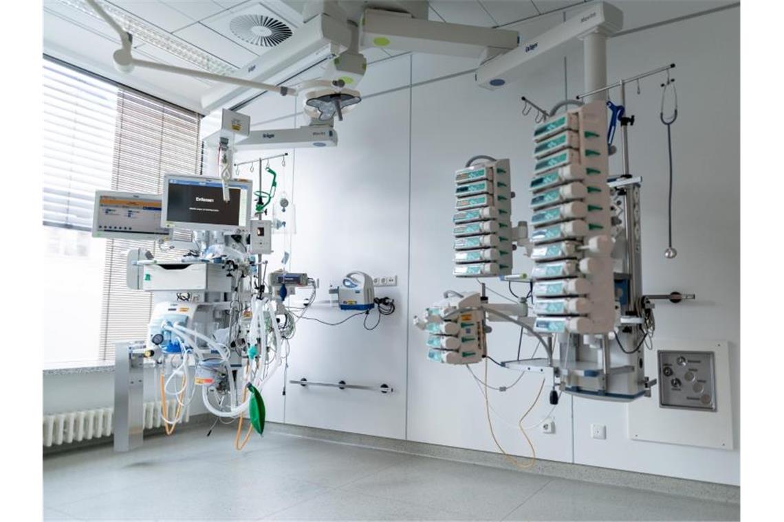 So viele Covid 19-Patienten wie nie auf Intensivstationen Geräte stehen und hängen in einem leeren Zimmer auf einer Corona-Intensivstation. Foto: Fabian Strauch/dpa/Symbolbild