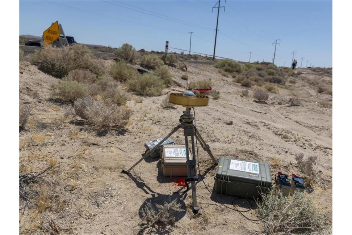 Starke Erdbeben rütteln Südkalifornien auf Gerätschaften zur geologischen Überwachung messen neben einem Spalt im Boden am Highway 178 zwischen Ridgecrest und Trona. Foto: James Quigg/The Daily Press