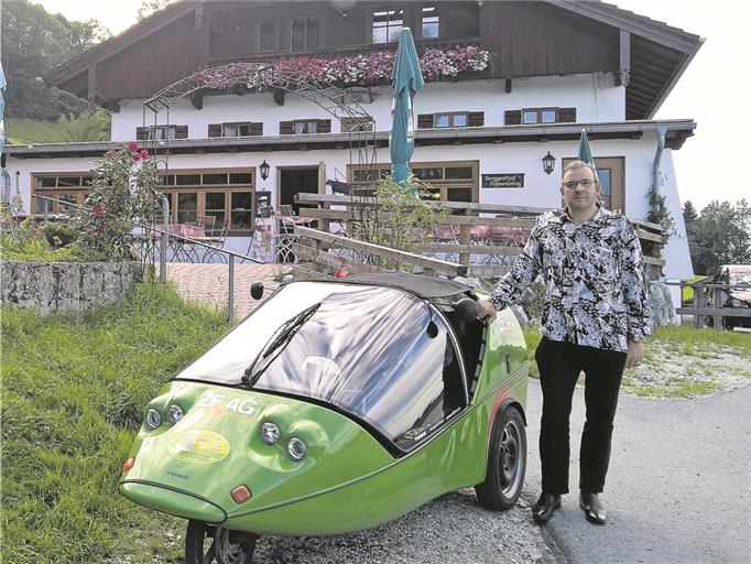 Gerald Dietze mit seinem Twike. Der 46-jährige Pädagoge ist seit 2009 als Lehrer am Backnanger Max-Born-Gymnasium tätig und unterrichtet die Fächer Physik, Chemie, Naturwissenschaft und Technik (NwT) sowie Astronomie. „Neben meiner beruflichen Tätigkeit, so es die Zeit erlaubt, stehen Kochen, elektromobiles Reisen, Schifffahrt, Konzertfotografie, praktische Astronomie und Schmalfilm im Fokus“, teilt Dietze mit. Foto: K. van der Meer