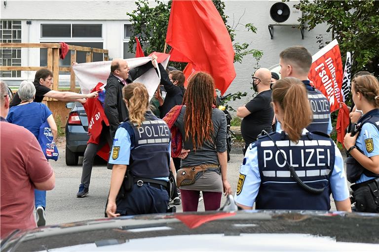 Gerangel auf dem Parkplatz der Biker-Residenz zwischen Demonstranten und Vertretern der AfD. Fotos: T. Sellmaier