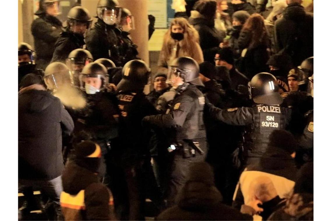 Gerangel mit Polizisten bei einer Demonstration gegen Corona-Maßnahmen in Bautzen. Foto: Bernd März/B&S/dpa