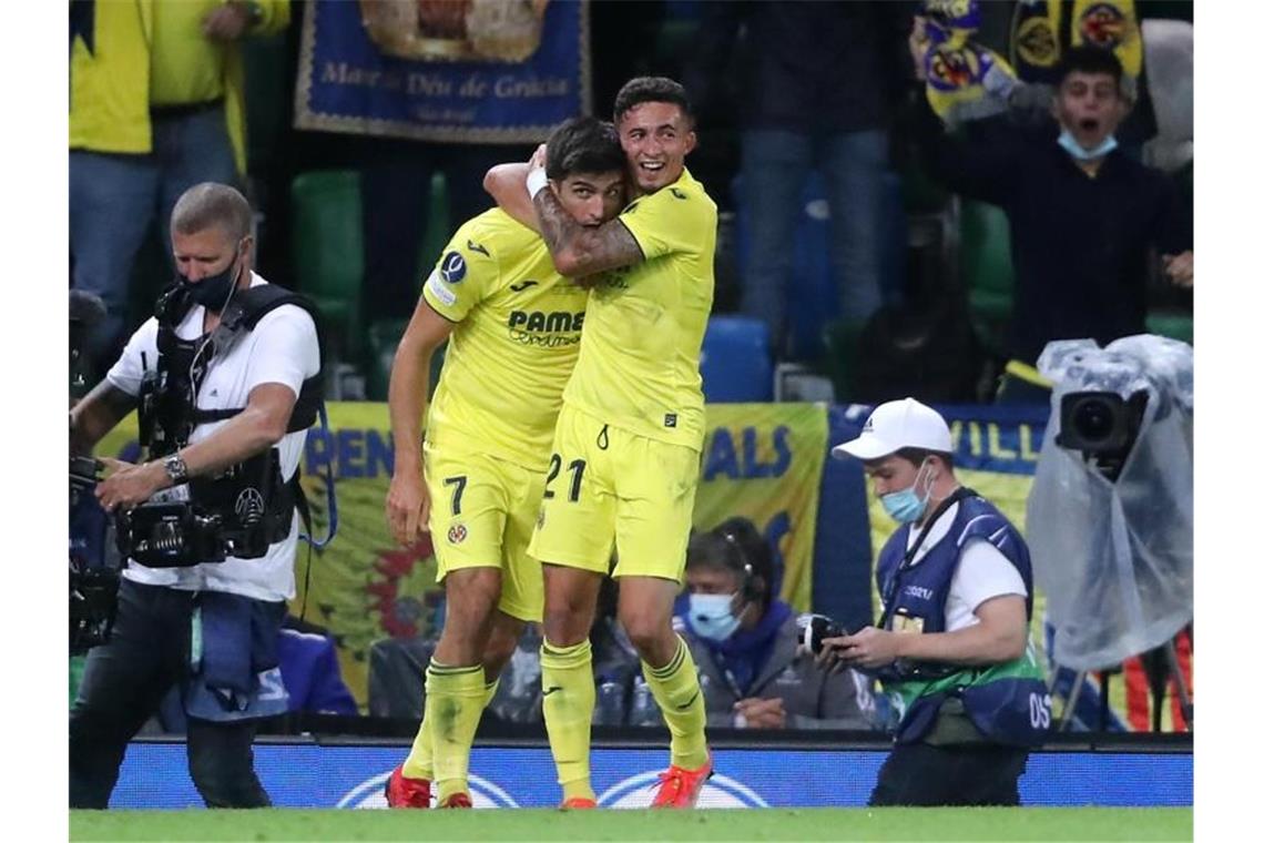 Gerard Moreno (l) brachte Villarreal mit dem Ausgleich zurück ins Spiel und letztlich ins Elfmeterschießen. Foto: Niall Carson/PA Wire/dpa