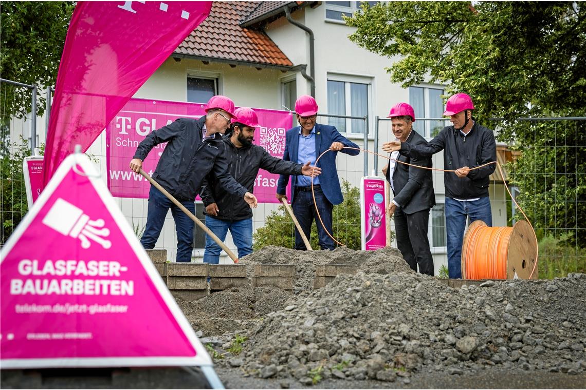 Erste Haushalte surfen in Oppenweiler schon im Herbst mit Highspeed Gerd Holzwarth als Vertreter des Zweckverbands Breitbandausbau Rems-Murr (von links), Bauleiter Halil Karakus, Bürgermeister Bernhard Bühler, Alexander Ostertag, Regionalmanager der Telekom, und Helmuth Haag, Leiter Kommunikation der Gigabit Region Stuttgart GmbH, griffen zu Spaten und Kabel, um den Glasfaserausbau der Telekom in Oppenweiler zu eröffnen. Foto: Alexander Becher