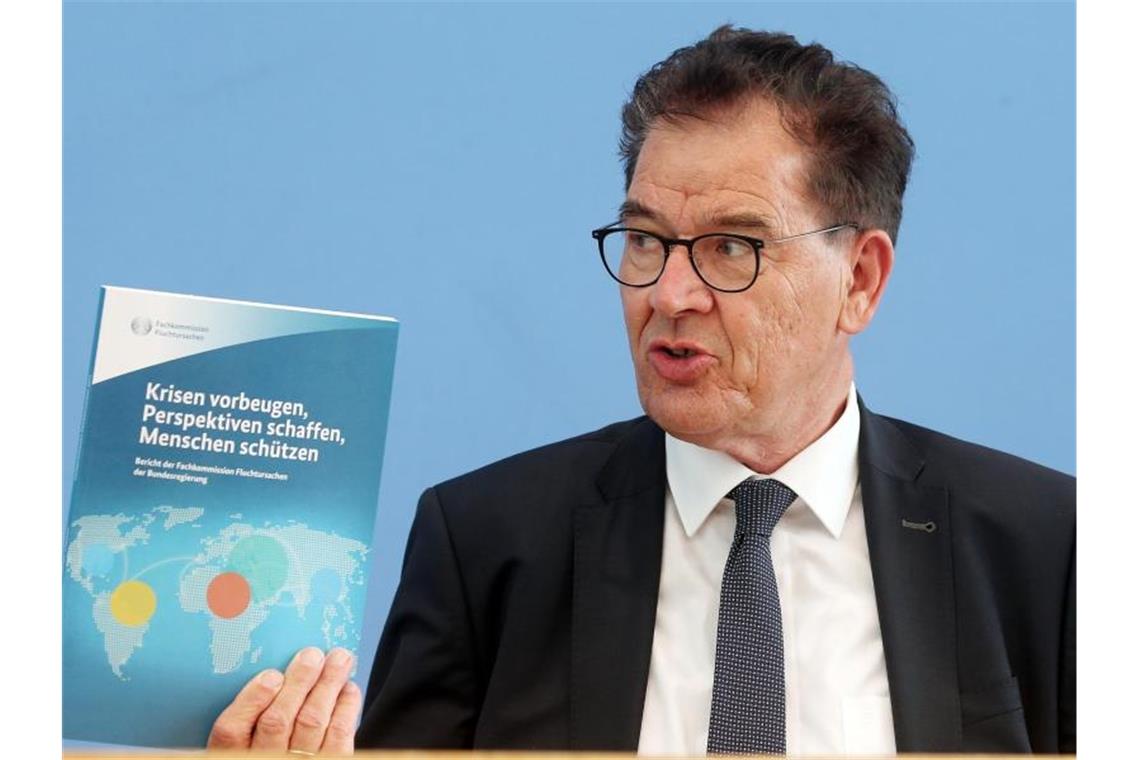 Fluchtursachen: Kommission fordert Regierung zum Handeln auf Gerd Müller (CSU), Bundesminister für wirtschaftliche Zusammenarbeit und Entwicklung, stellt vor der Bundespressekonferenz den Bericht der Fachkommission Fluchtursachen vor und beantwortet Fragen von Journalisten. Foto: Wolfgang Kumm/dpa