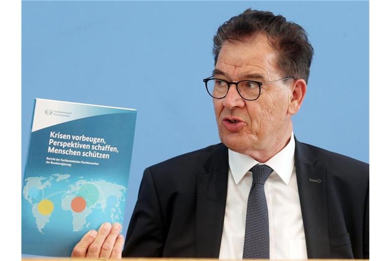 Gerd Müller (CSU), Bundesminister für wirtschaftliche Zusammenarbeit und Entwicklung, stellt vor der Bundespressekonferenz den Bericht der Fachkommission Fluchtursachen vor und beantwortet Fragen von Journalisten. Foto: Wolfgang Kumm/dpa