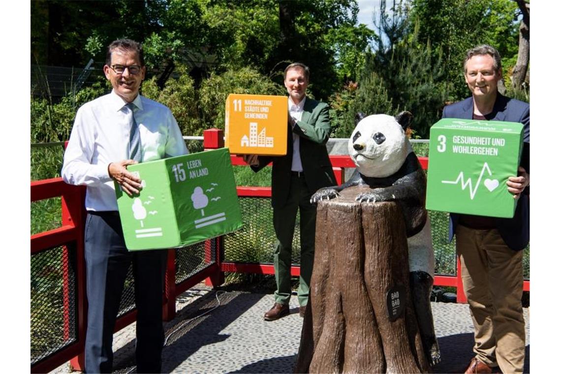 Gerd Müller (CSU), Entwicklungsminister (l-r), Andreas Knieriem, Direktor von Zoo in Berlin, und Eckart von Hirschhausen werben für den Erhalt der Artenvielfalt. Foto: Bernd von Jutrczenka/dpa