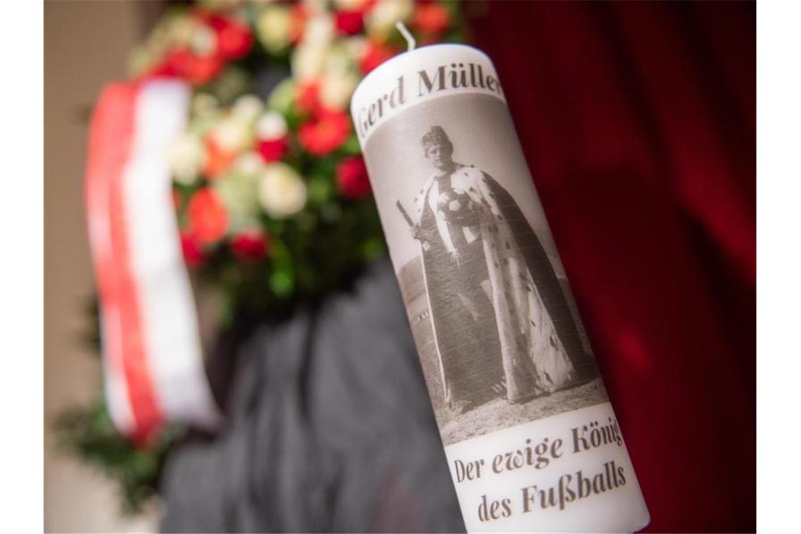 „Gerd Müller. Der ewige König des Fußballs“, steht auf einer Kerze im Stadtsaal Klösterle in Nördlingen. Foto: Stefan Puchner/dpa