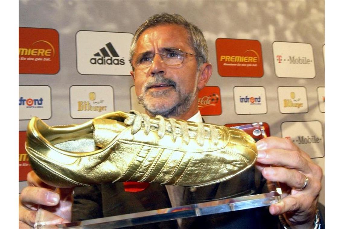 Gerd Müller erhielt im Jahr 2003 als erfolgreichster Spieler der Bundesliga einen goldenen Fußballschuh. Foto: Franz-Peter Tschauner/dpa