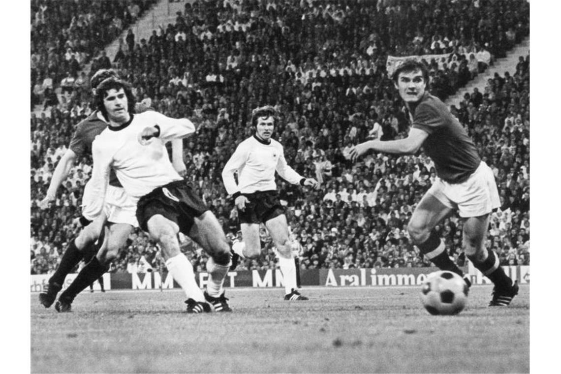Gerd Müller (l) bei einem Länderspiel im Jahr 1972 gegen die damalige UdSSR. Foto: dpa