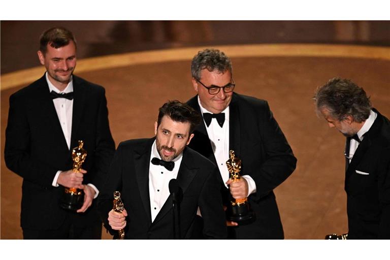 Gerd Nefzer (hinten) mit seinen Kollegen und seinem dritten Oscar.