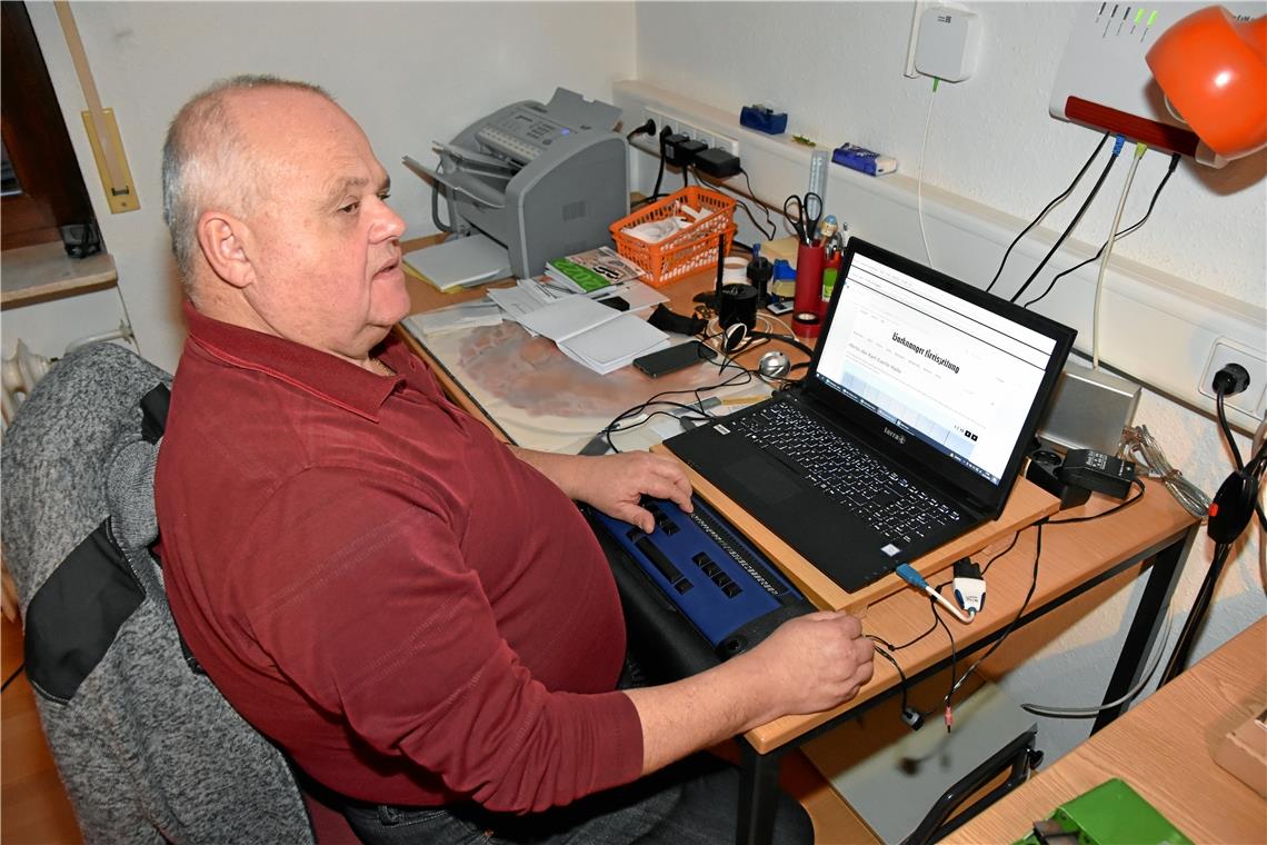Der Traum vom barrierefreien Internet Gerd Widmann ist blind, aber mit Hilfe eines Screenreaders, einer Braillezeile und der Tastatur kann auch er am digitalen Leben teilnehmen und im Internet surfen – wenn es denn barrierefrei ist. Foto: Tobias Sellmaier