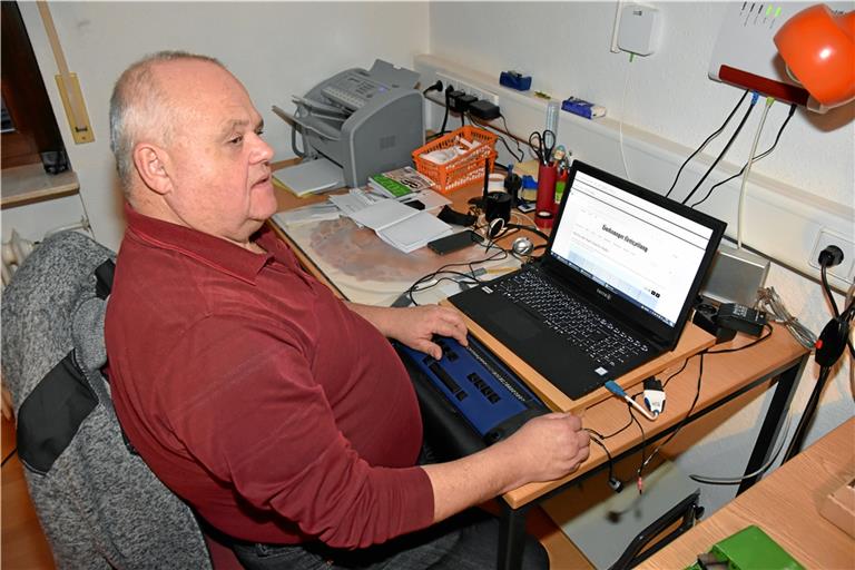 Gerd Widmann ist blind, aber mit Hilfe eines Screenreaders, einer Braillezeile und der Tastatur kann auch er am digitalen Leben teilnehmen und im Internet surfen – wenn es denn barrierefrei ist. Foto: Tobias Sellmaier